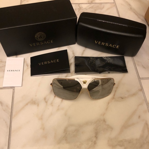 🔥NEW SHOW STOPPER VERSACE SUNGLASSES 🔥 - Picture 3 of 15